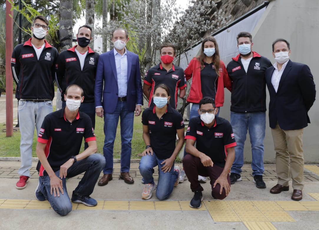 Clique para ampliar a imagem Paulo_Skaf_e_equipe_de_triathlon_Sesi-SP_-_Foto__Ayrton_Vignola_Fiesp.jpeg