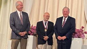 Docente da USP São Carlos é homenageado com o título de “Distinguished Professor” nos Estados Unidos