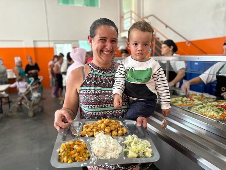 Almoço especial é realizado no restaurante popular do São Carlos VIII em homenagem ao dia das Mães