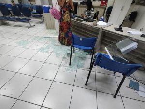Homem descontrolado invade e destrói recepção de hospital