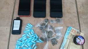 PM intercepta veículo em fuga e apreende drogas após cerco policial na região