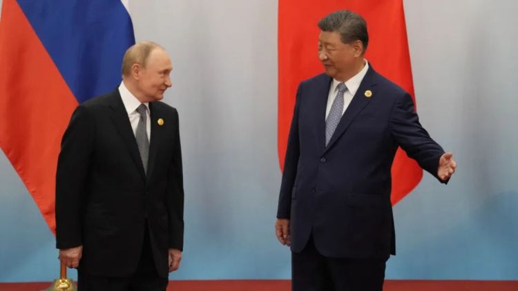 Xi tenta projetar China como pivô da diplomacia global em encontro com Putin