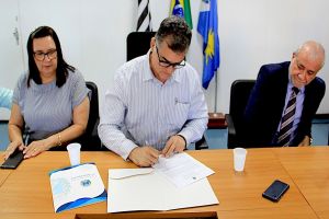Prefeito Dr. Lapena firma contrato com IBAM para realização de concursos públicos