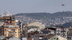 Terremoto de 5,8 atinge a Turquia, mata adolescente e fere 69