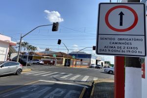 IBATÉ| Prefeitura inicia implantação de sinalização para proibição de tráfego de caminhões
