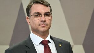 Flávio Bolsonaro ameaça apoiar Moro no Paraná para frear candidatura de Ratinho Jr.