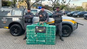 Motorista é preso com 250 kg de pasta base de cocaína e fuzil após fuga em rodovia