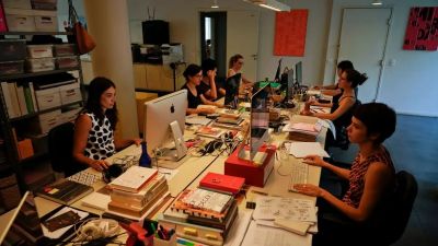 Emprego feminino aumenta 11%, mas desigualdade salarial persiste