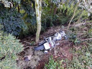 Buraco no asfalto provoca acidente com motociclista no Santa Mônica