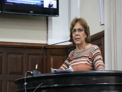 Vereadora Cidinha do Oncológico pede informações sobre rede municipal de saúde
