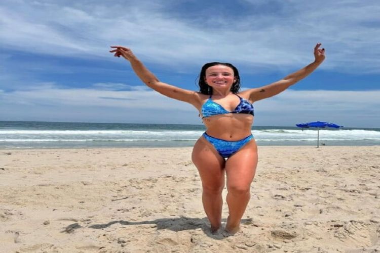Larissa Manoela exibe corpão na praia, mas outro detalhe chama atenção dos fãs