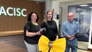 ACISC entrega prêmio da campanha “Seu Pai Campeão” a vencedora Ana Flávia