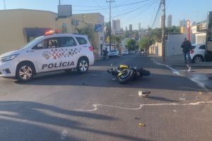 Motociclista e garupa ficam feridos após acidente no Centro de São Carlos