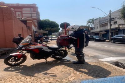 Motociclista atropela idoso no Centro