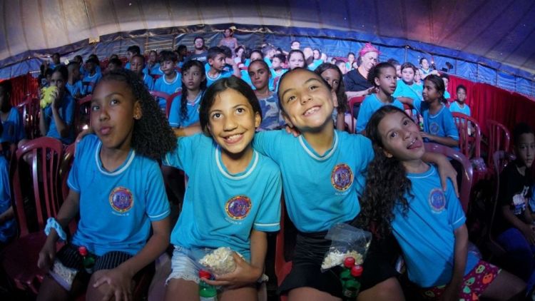 Fundo Social leva 600 crianças de projetos sociais para espetáculo no circo
