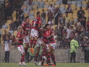Flamengo goleia Vasco no clássico e assume quinta colocação no Brasileiro