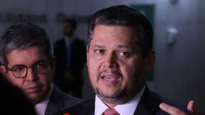 Alcolumbre mantém PEC 6x1 travada em semana esvaziada no Senado