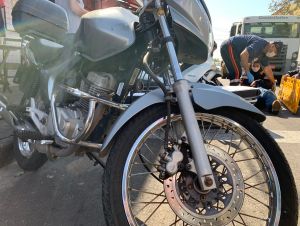 Acidente entre moto x carro deixa mulher ferida na Vila Prado