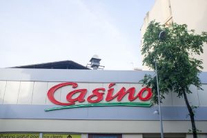 Casino confirma que planeja completar reestruturação de dívida e ação tomba quase 50% em Paris