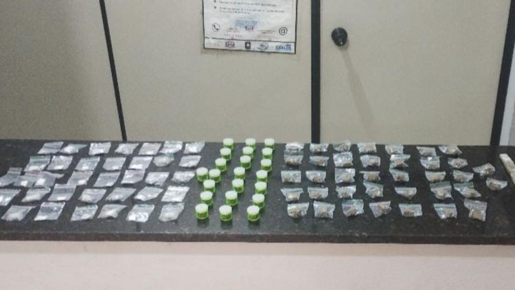Suspeito tenta escapar da ROCAM, mas acaba preso com drogas em São Carlos