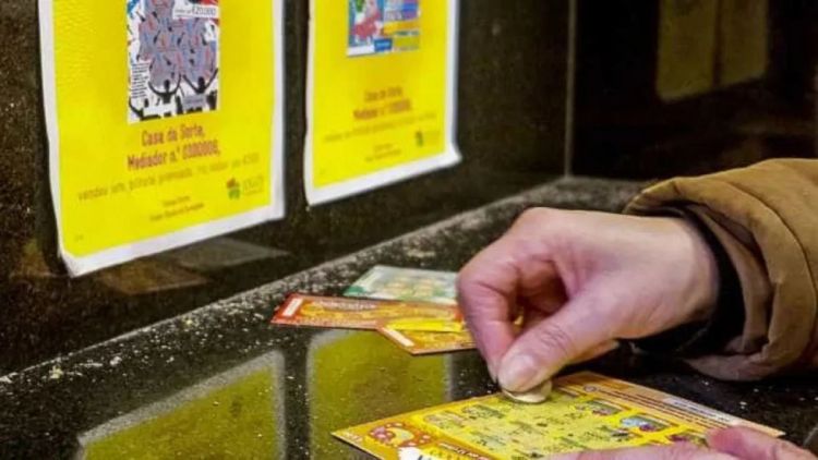 Homem fica com raspadinha descartada por outro cliente e ganha US$ 1 milhão