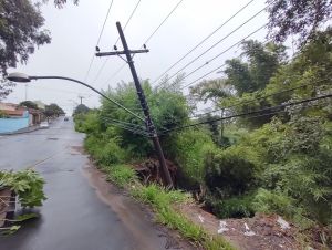 Deslizamento de terra engole poste no Jd. Munique