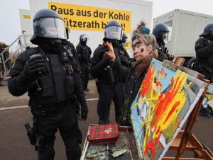 Polícia alemã entra em confronto com ativistas em disputa sobre expansão de mina de carvão