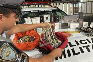 PM Rodoviária prende 4 e recupera carro e itens roubados em rodovia