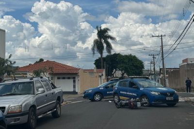 Motociclista empinando moto bate de frente com viatura da Guarda Municipal