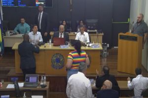 Bolsa-auxílio para população LGBTQIA+ é rejeitada pelos vereadores de Araraquara