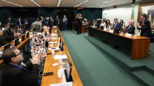 CCJ aprova admissibilidade de propostas que acabam com escala 6x1