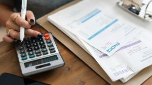 Brasileiros têm 70,5% da renda comprometida com contas a pagar, aponta estudo da Serasa