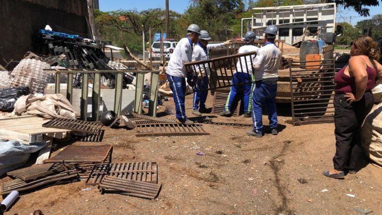 Operação conjunta interdita depósitos de sucata e recupera grades furtadas do Saae em São Carlos