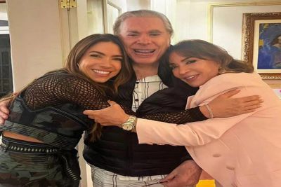 Afastado da TV, Silvio Santos aparece sorridente e de pijama ao lado da família