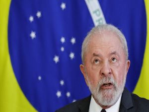 Lula celebra 100 dias de governo usando slogan de Temer