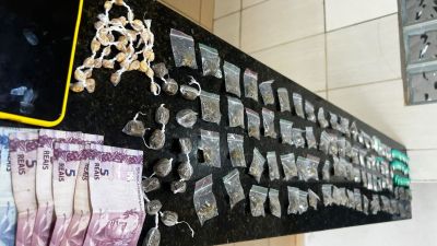 Adolescente tenta escapar da PM, mas é alcançado com sacola recheada de drogas em São Carlos