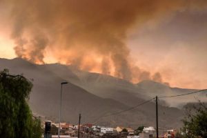 Incêndio na ilha espanhola de Tenerife avança sem controle