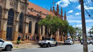 GCM de Araraquara prende indivíduo com mandado de prisão por furto na Praça Santa Cruz