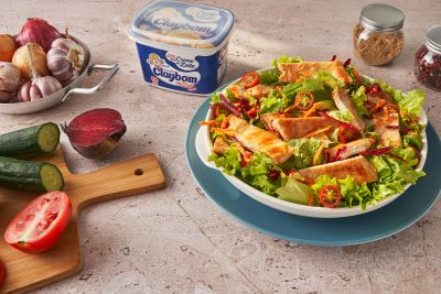 Receita de Salada de Verão com Filé de Frango e Salada de Macarrão Colorida