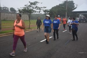 Dia mundial do combate ao sedentarismo é comemorado com caminhada exercícios música e orientação nutricional