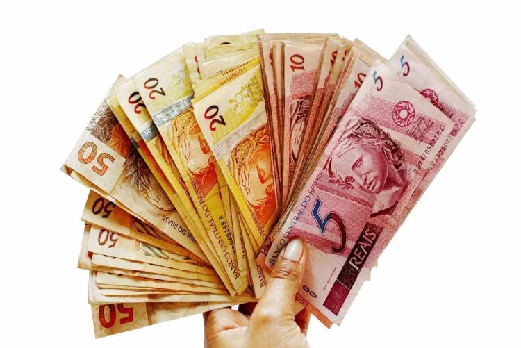 Salário mínimo nacional passa a ser pago com reajuste de 7%