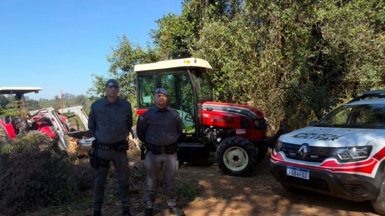Ação integrada da Polícia Militar resulta na localização de veículos furtados e recuperação de tratores em área rural de Torrinha