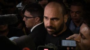 Eduardo Bolsonaro pede a Motta para exercer mandato dos EUA