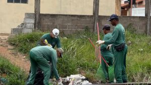 Secretaria de Serviços Públicos realiza mutirão de limpeza nas margens da linha férrea no Jardim Popular