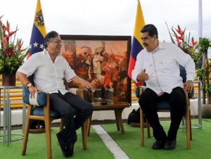 o presidente da Venezuela, Nicolás Maduro (D), conversando com seu colega colombiano Gustavo Petro, durante encontro na fronteira, em 16 de fevereiro de 2023