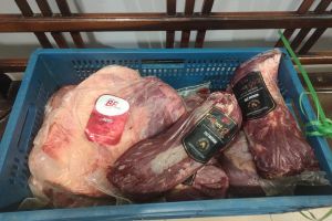 Dupla é detida com várias peças de carne sem procedência