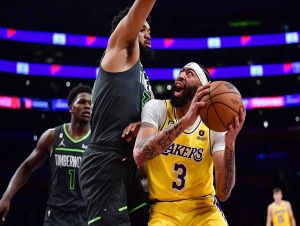 Lakers batem os Wolves de virada, na prorrogação, e estão nos playoffs