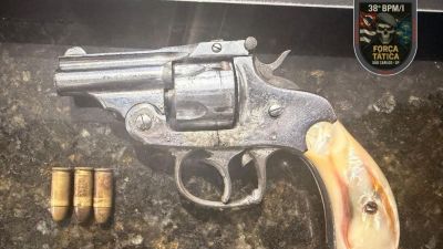 Fuga por vários bairros termina com prisão e apreensão de revólver em São Carlos