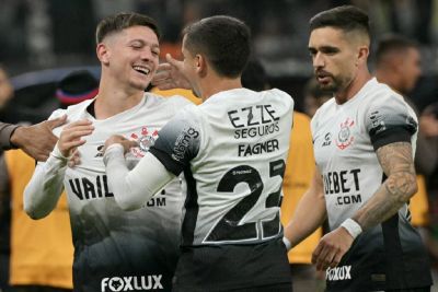 Corinthians bate Racing-URU e garante ida às oitavas da Sul-Americana