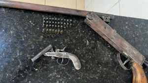 Tráfico e armas: homem é preso após denúncia em condomínio na SP-215, em São Carlos
